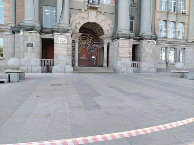 Проход через центральный вход в мэрию временно закрыт | Источник: Роман Марьяненко / E1.RU