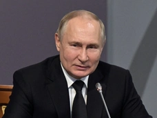 «У мамы выбили карточку из рук, когда она подошла получать хлеб»: Путин поделился историей из прошлого