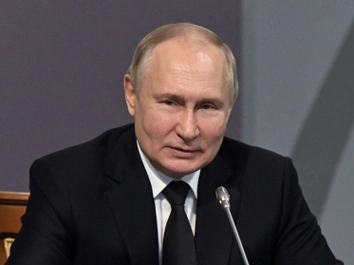 «У мамы выбили карточку из рук, когда она подошла получать хлеб»: Путин поделился историей из прошлого