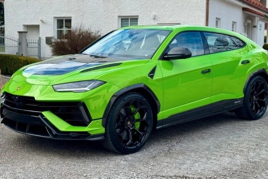       Lamborghini Urus.      -