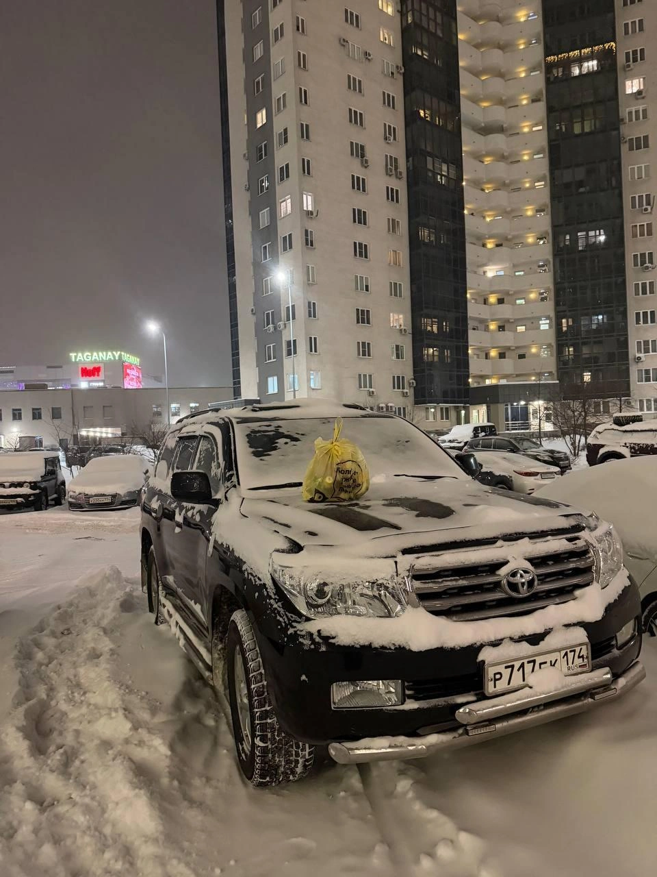 Автор снимка написала: «Он перегородил весь проход, шла и в голове ворчала. И только мы обошли его, как я увидала этот мешочек. Пусть это прозвучит гадко, но внутри я капельку даже порадовалась» | Источник: Телеграм-канал Урбан мама
