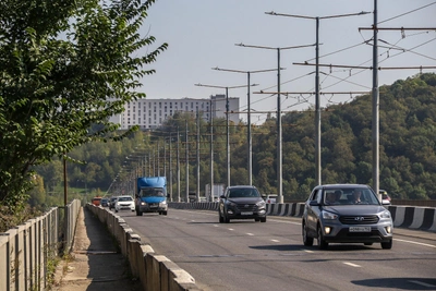 Власти требуют убрать парковку фур у Молитовского моста
