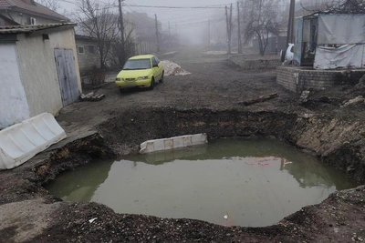 Волгоградцы месяц требуют засыпать залитую водой яму