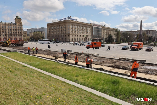 Тротуар вдоль парковки уже полностью разобрали | Источник: Алексей Волхонский / V1.RU