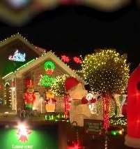 Так выглядит дом супругов, освещенный огнями | Источник: соцсети