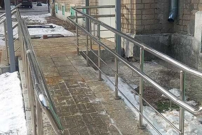 «Это издевательство!» Пандус в Воронеже построили у лестницы