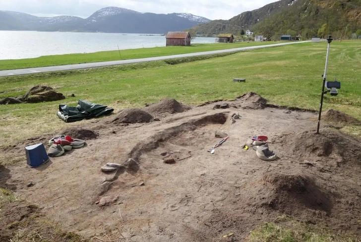Собачку положили в ногах: в Норвегии найдено 1100-летнее захоронение женщины-викинга и ее питомца (ФОТО) | Источник: The Arctic University Museum of Norway, UiT