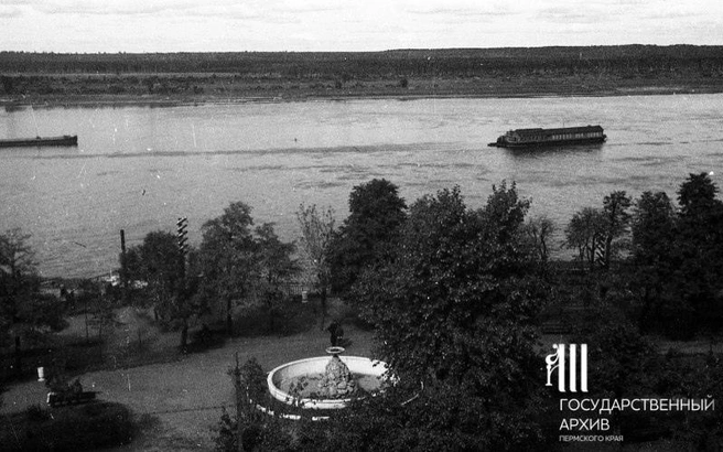 Вид сверху на фонтан в сквере и Каму, 1960-е годы | Источник: Госархив Пермского края
