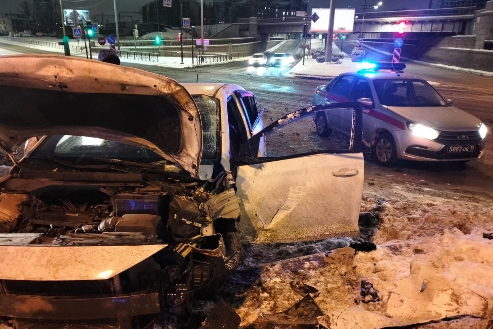 Водитель «Лады» поехал на красный и поймал такси на Лиговском. Досталось пассажирке