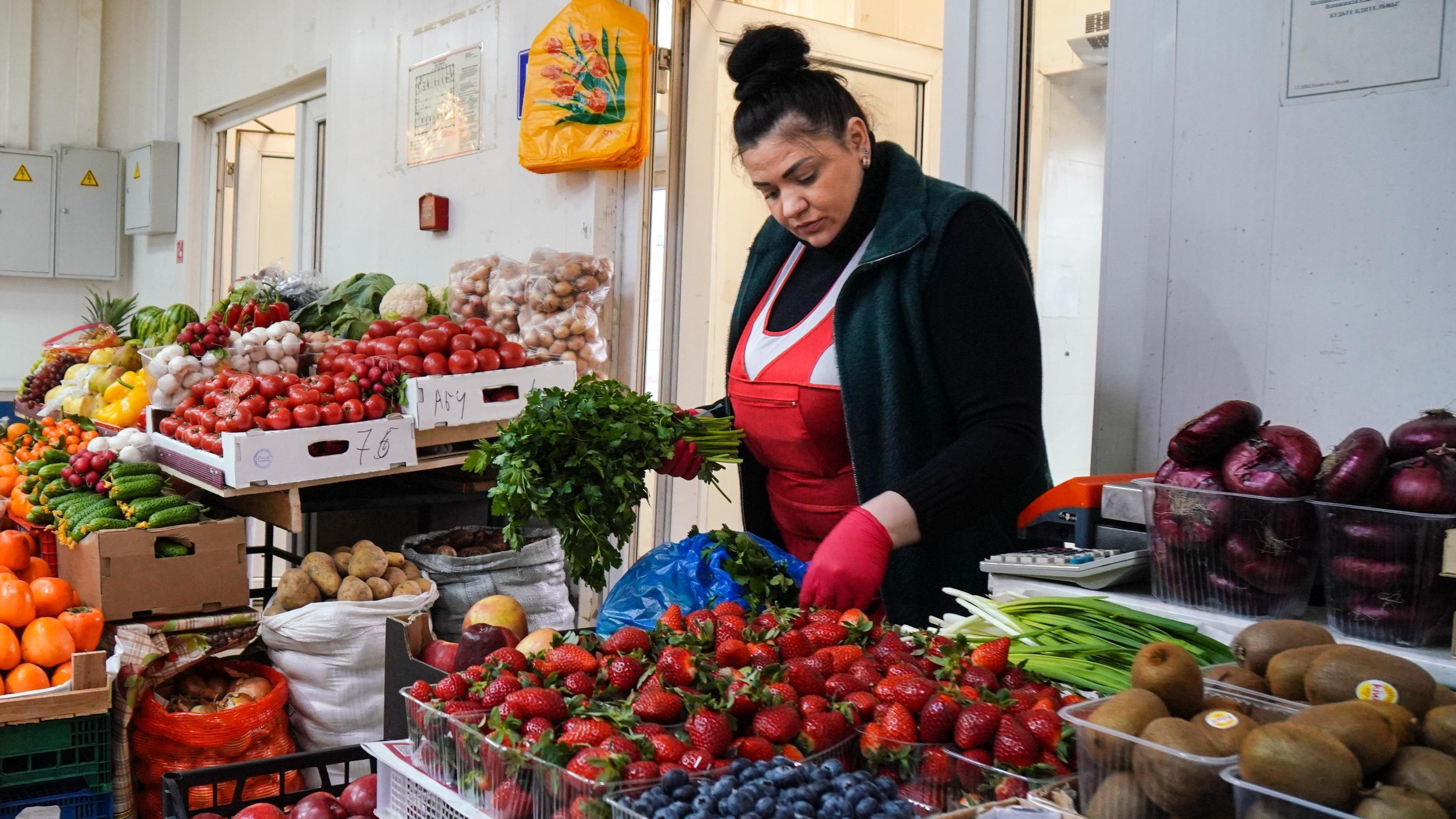 Доллар пошел вниз, а цены? Экономист сказал, какие продукты вот-вот подешевеют