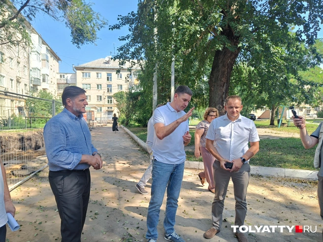 Все точки, которые мы проверяли, находятся в Центральном районе Тольятти. В центре&nbsp;— мэр Тольятти, которому объясняют, где и когда нужно менять трубы | Источник: Юлия Дроглева / tolyatty.ru