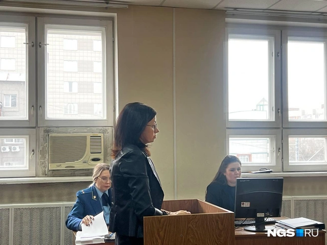 Допрос матери убитой девушки пришлось прерывать, чтобы она могла успокоиться | Источник: Анна Скок / NGS.ru