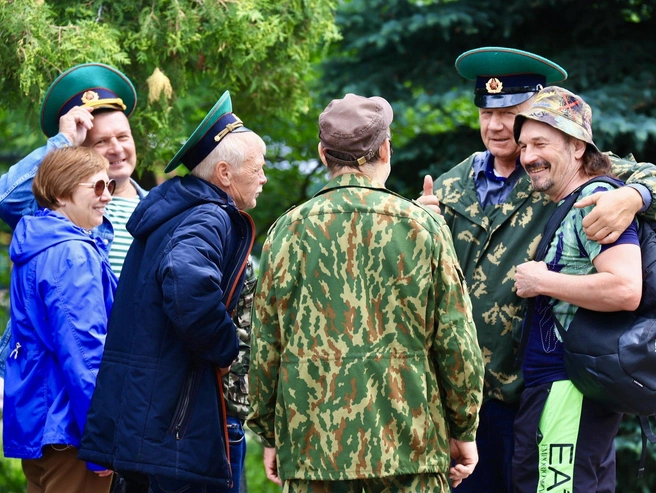 Для других это стало возможностью повидать старых друзей | Источник: Михаил Шилкин