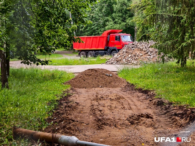 Кучки песка и старой кладки | Источник: Булат Салихов / UFA1.RU