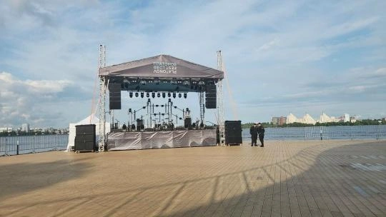 А вот так всю дорогу выглядела площадка перед сценой на концерте у пирса, где в рамках Платоновфеста -2025 пели каверы «ВИА Гра» | Источник: Ирина Булгакова/ Voronezh1.ru