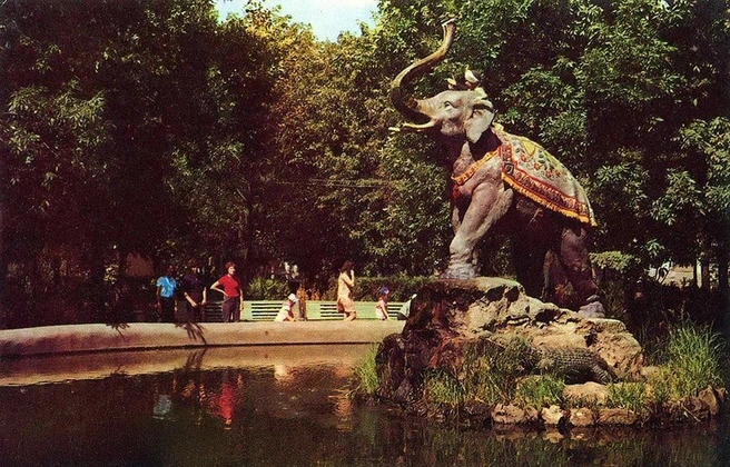1975/2026. Сквер со слоном (сквер имени Свердлова, сейчас&nbsp;— Дружбы). В 2014 году во время реконструкции была изготовлена копия первоначальной скульптуры | Источник: В. Панов, Издательство «Планета», Москва