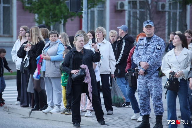 Многие зрители снимают происходящее на телефоны | Источник: Ирина Шарова / 72.RU
