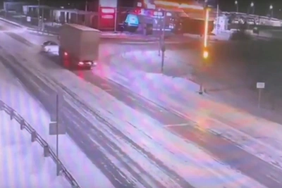 Фура и легковушка столкнулись в Кургане, два человека погибли