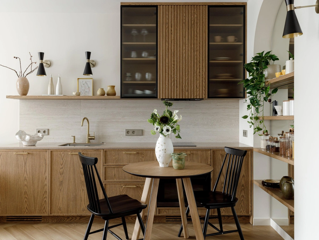 Стол, Tony Roaks. Стулья, SK Design. Ручки из латуни, Maru studio. Вазы, Izzi Decor. | Источник: Лиза Гуровская. Стиль: Ирина Темнова