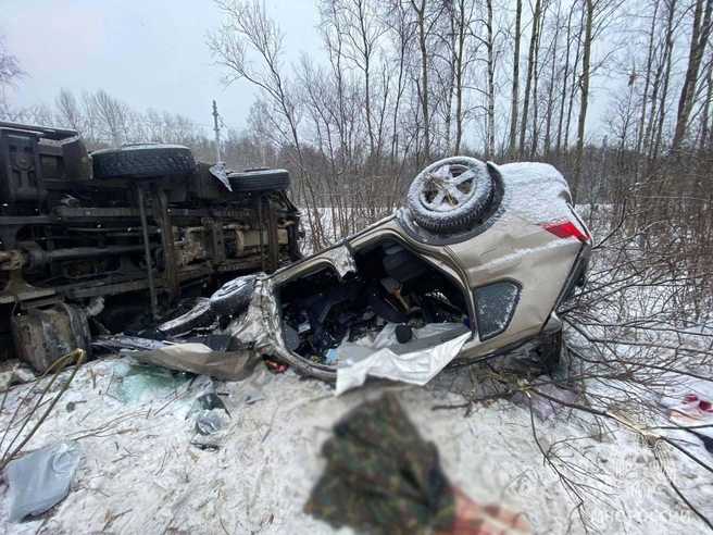 Самосвал раздавил легковой автомобиль в Ленобласти. Оба в кювете вверх колёсами | Источник: ГУ МЧС по Ленобласти