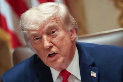 «Мастер афер»: Трамп продвигает мерч на заседании кабинета