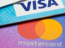 Visa и Mastercard прекращают работу в России. Что будет с нашими банковскими карточками?