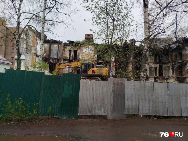 Ранее уже снесли соседний дом | Источник: Читатель 76.RU