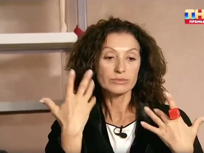 Анжела Гома провела обряд, который успокоил героинь | Источник: кадр из шоу «Битва экстрасенсов» (16+), ТНТ, 2026 год