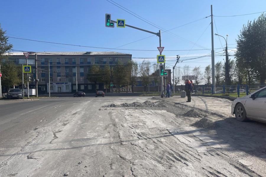 В Екатеринбурге бетономешалки устроили автомобилистам настоящий ад, залив дорогу раствором: видео