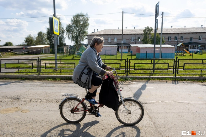 На велосипедах по селу ездят почти все. Встречаются, кстати, и самокатчики, но противостояний, как в городах, тут нет. Места хватает всем | Источник: Владислав Лоншаков / E1.RU