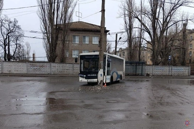 Автобус врезался в столб в Волгограде, двое пострадали
