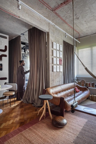 Стул с мягкой спинкой Iaiа chair, Ateliе Gustavo Bittencourt. Качели Avoa, Studio Pedro Leal. Кожаный диван Mp-97, Percival Lafer | Источник: Андре Назарет