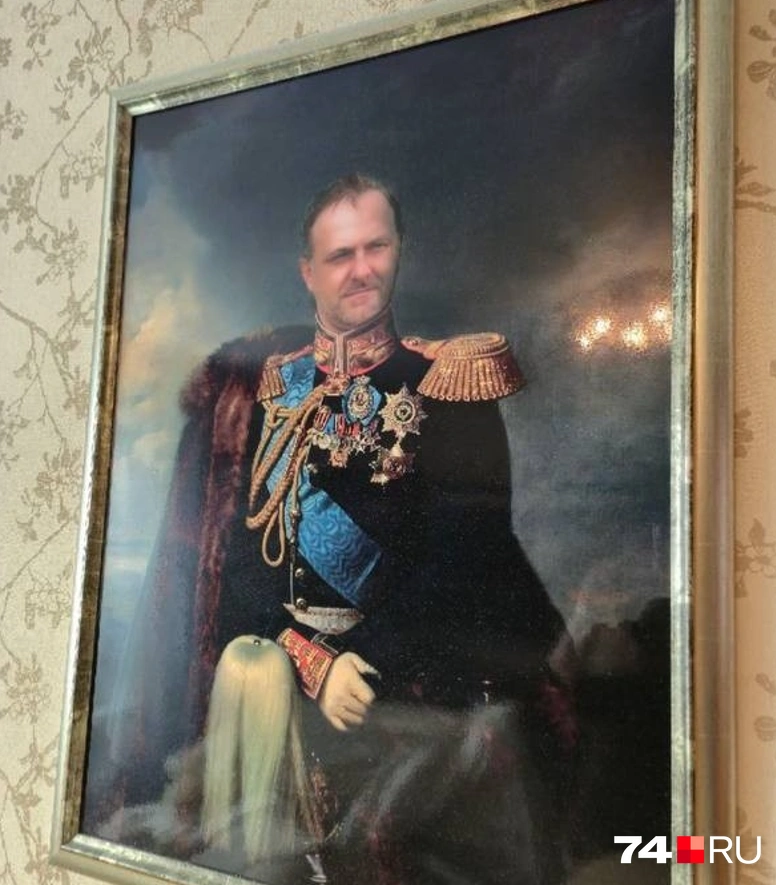 А вот парадный портрет в доме&nbsp;— это про чувство величия. Похож на хозяина? | Источник: читатель 74.RU