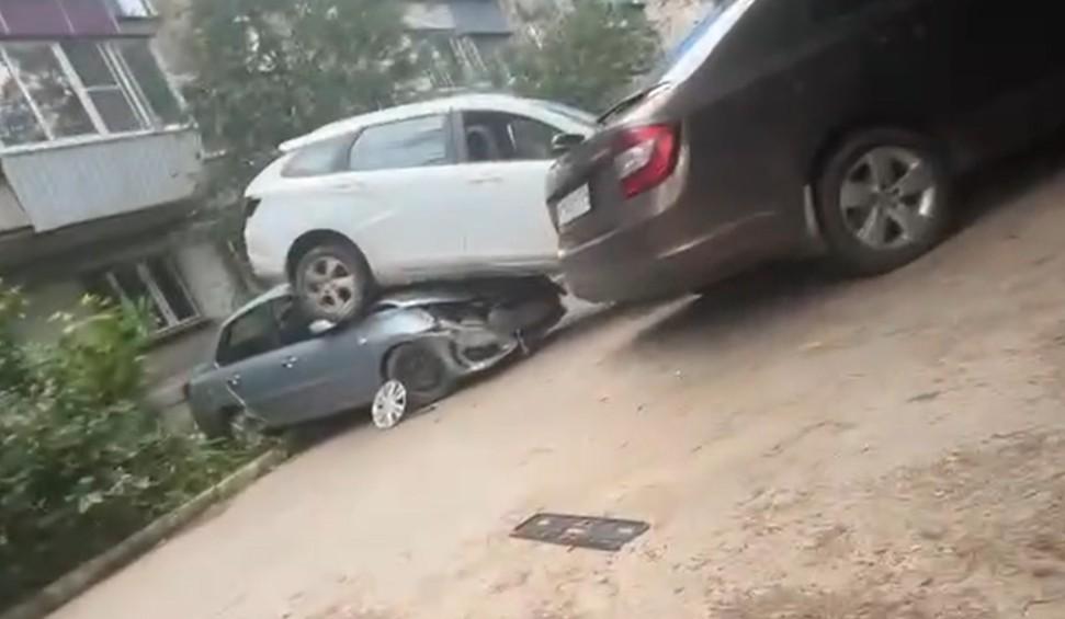 В Челябинске водитель «Весты» залетел на припаркованные во дворе машины — видео