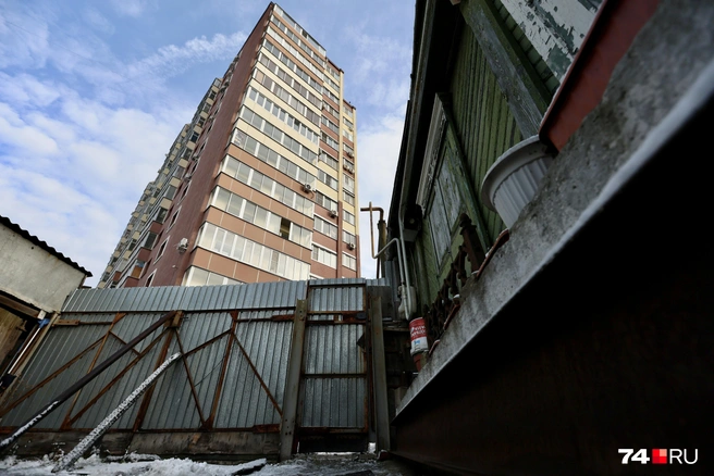 Ограда — буквально в нескольких метрах от высотки | Источник: Наталья Лапцевич