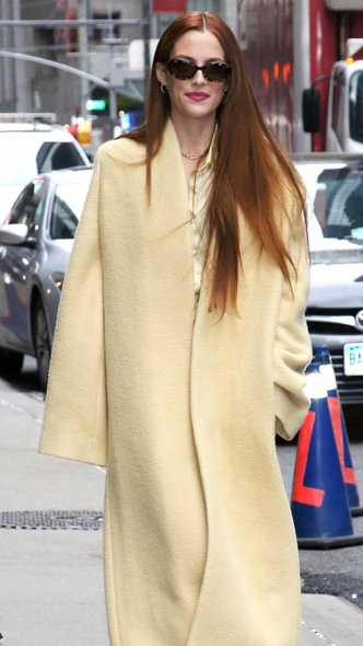 Райли Кио в самом модном пальто весны 2023, которое должно быть в гардеробе каждой девушки