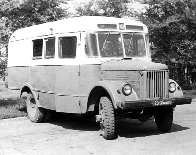 Автобус модели «КАвЗ-663», город Новокузнецк улица Школьная, фото сделано около геологического управления, 1967 год | Источник: fotobus.msk.ru