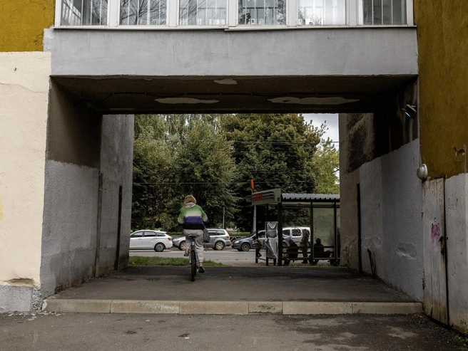 Через арку можно выйти к остановке общественного транспорта «Кинотеатр „Родина“» | Источник: Александр Куренной / 76.RU