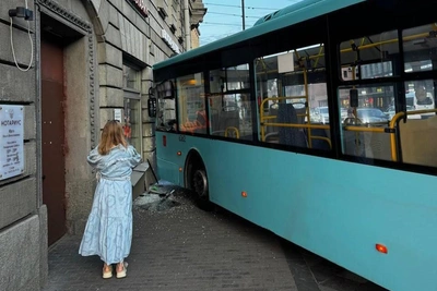 Пассажирский автобус въехал в здание у метро «Петроградская»
