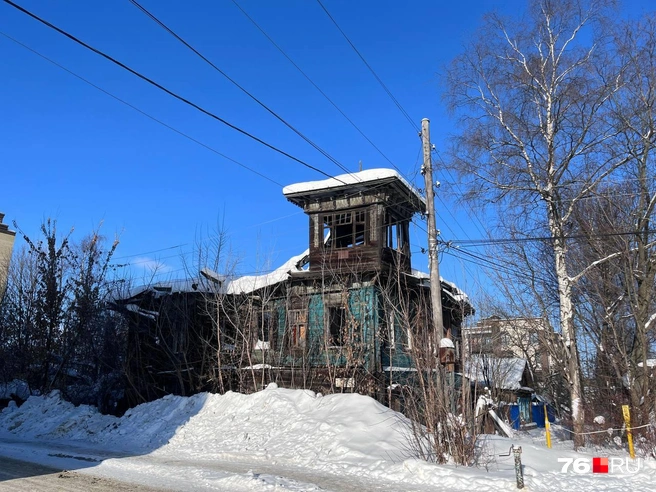 От когда-то роскошных деревянных украшений простыл и след