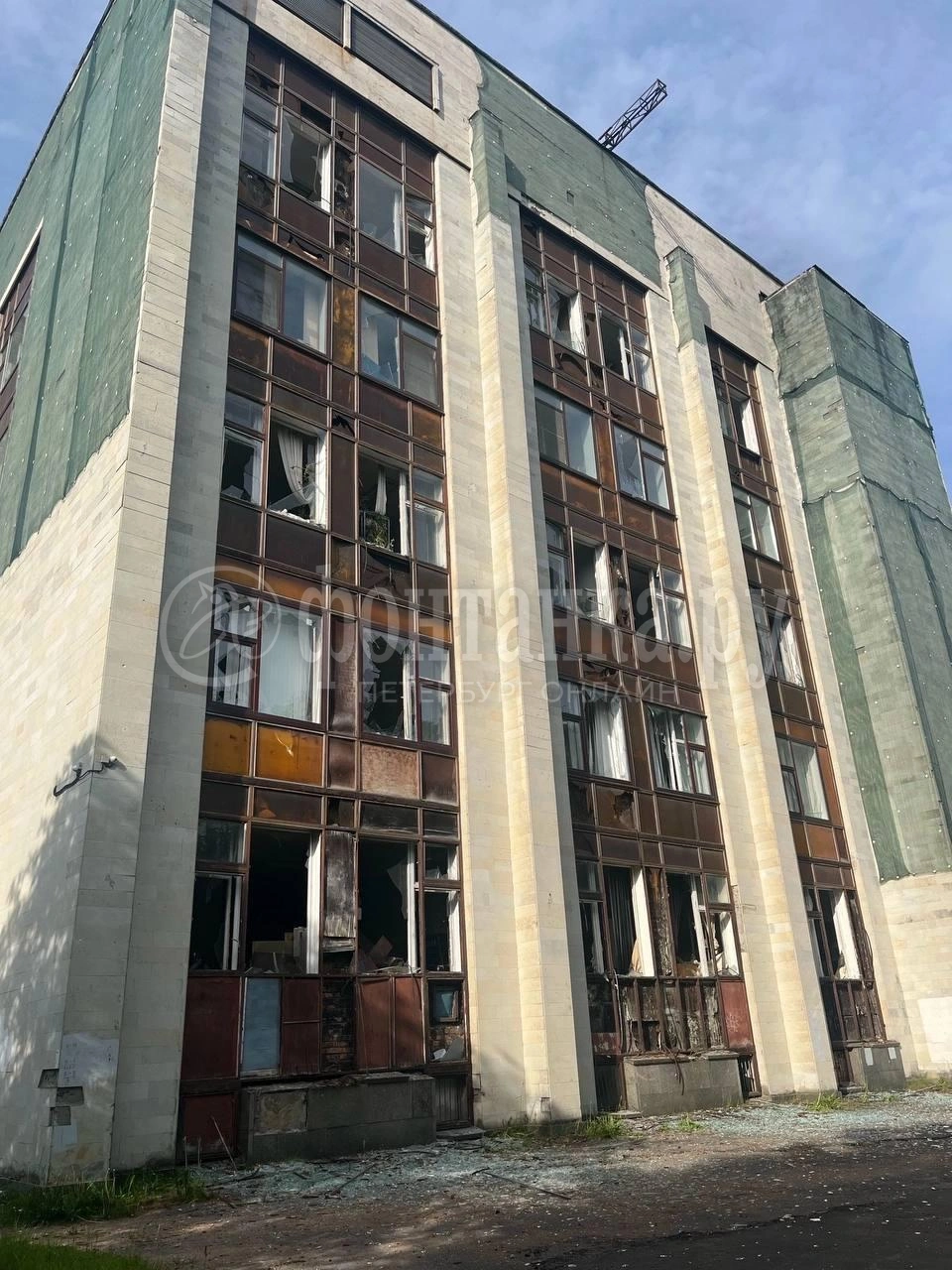 В здании СПбГУ в Петергофе выбило стёкла | Источник: читатель «Фонтанки»