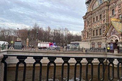 Петербуржец взобрался на Спас на Крови при скоплении зевак