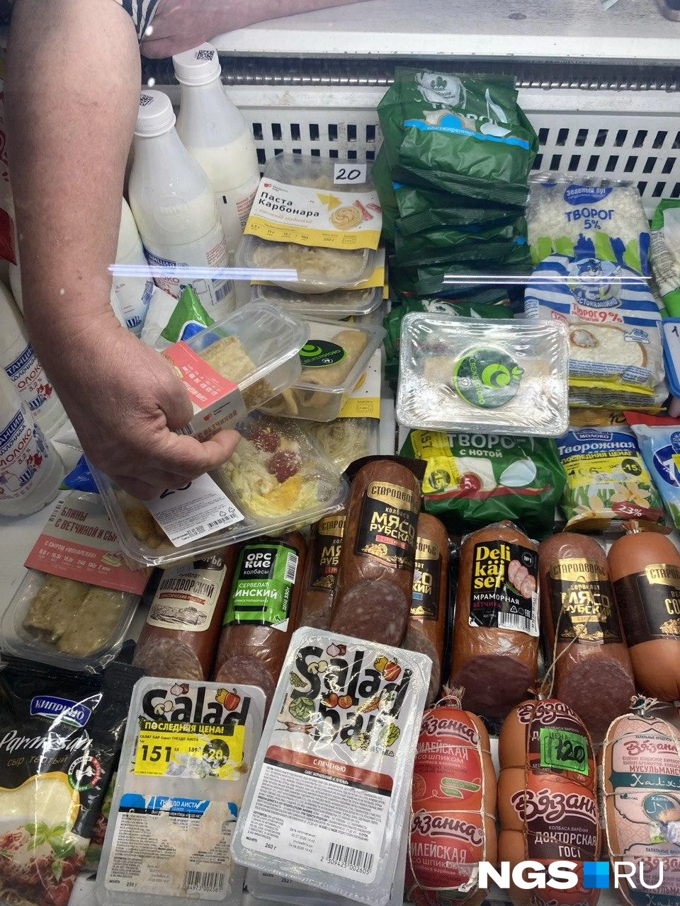 Лавка с готовой едой и кисломолочными продуктами — единственное место, вызвавшее отвращение у повидавшего всякое корреспондента НГС. Неизвестно, что отпугивает больше: внешний вид или стоимость еды | Источник: Эмиль Фукс / NGS.RU