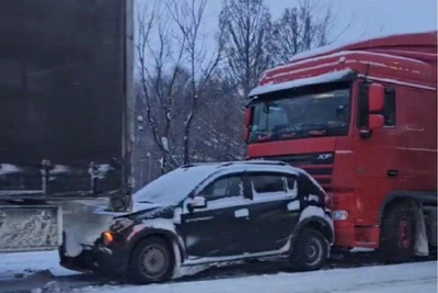 Trucks trap car, dam stalls as snow snarls Nizhny Novgorod roads