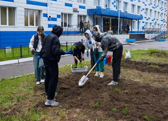 В рамках программы ребята помогают благоустраивать территорию и учатся ценить труд | Источник: «Удоканская медь»