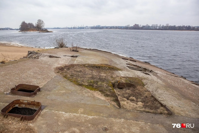 Заброшенный дебаркадер наполовину находится в воде | Источник: Кирилл Поверинов / 76.RU