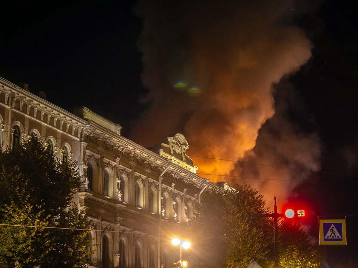 Огонь над Исаакиевской: ночь у горящего особняка