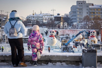 Гигантская горка и снеговики в екатеринбургском ледовом городке
