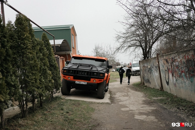 Напротив местные устроили пикник с алкоголем на мокрых покрышках | Источник: Дарья Паращенко / 93.RU