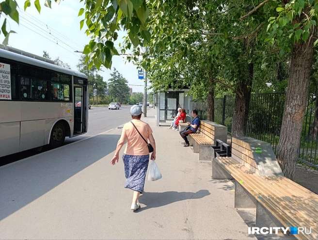 Теплая остановка на политехе, в которой можно передохнуть от знойной жары, не пользуется большой популярностью | Источник: Даниил Конин / «ИрСити»